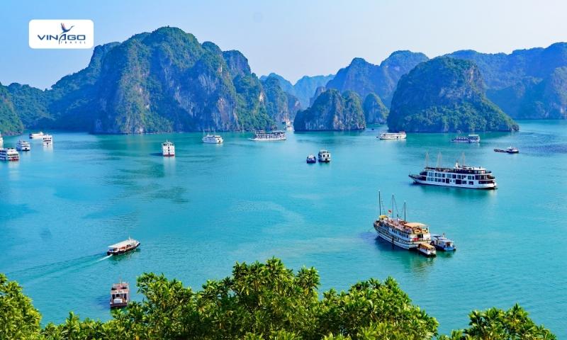 Cận cảnh Hòn Trống Mái Hạ Long từ góc nhìn dưới thấp trên Vịnh